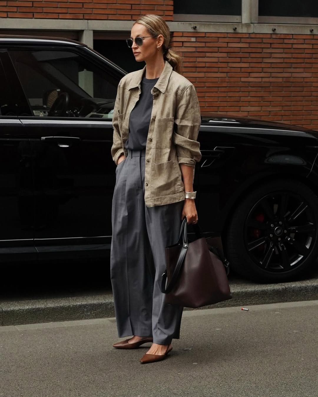 Як носити широкі штани при невисокому зрості: стильні поради, які дійсно працюють