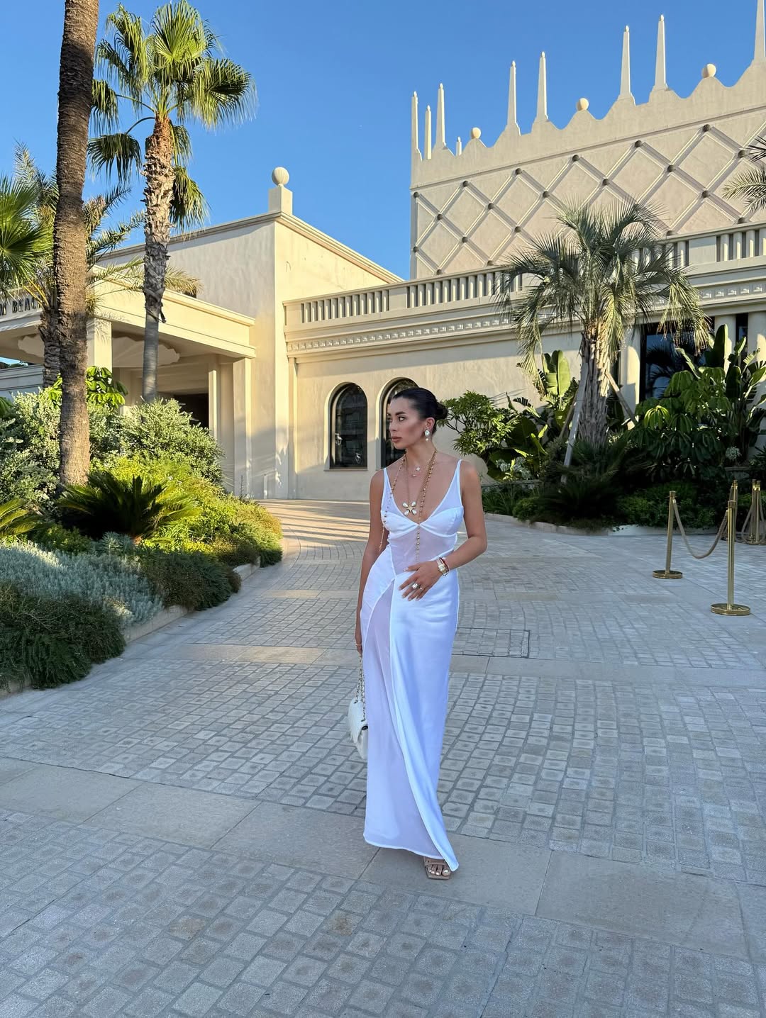 "Міс Україна Всесвіт" підкорила Канни елегантним образом у шовковій білій сукні (фото)