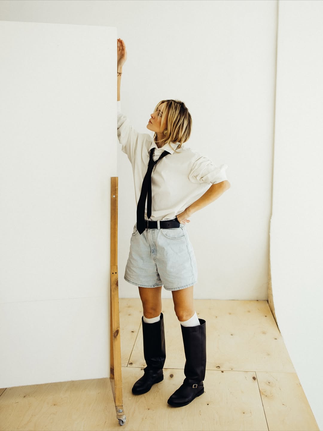 Катерина Кузнєцова показала стильний "лук" із трендовими жокейськими чоботами