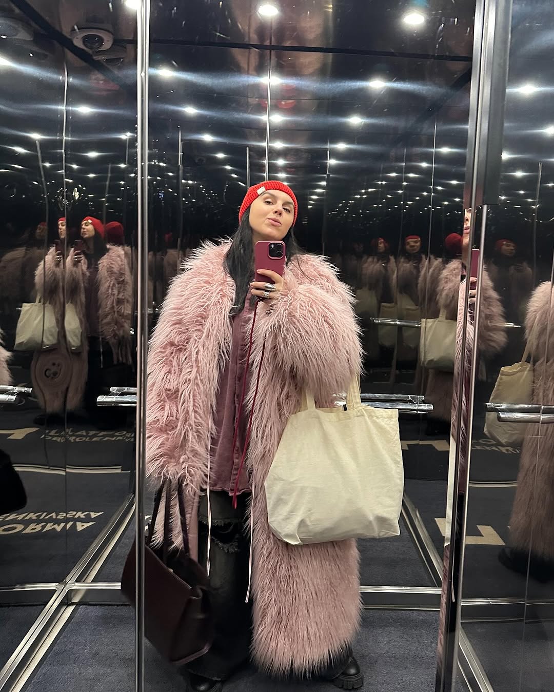 Джамала показала, как носить самый модный оттенок сезона - пудро-розовый