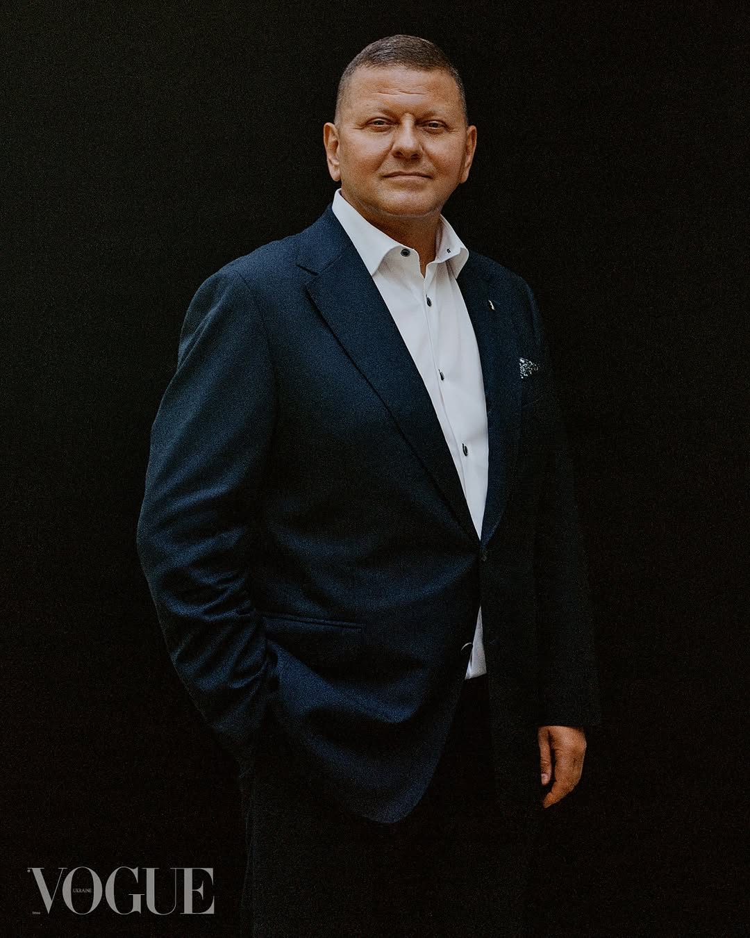 У класичному костюмі з українською символікою: Залужний з’явився на сторінках Vogue (фото)