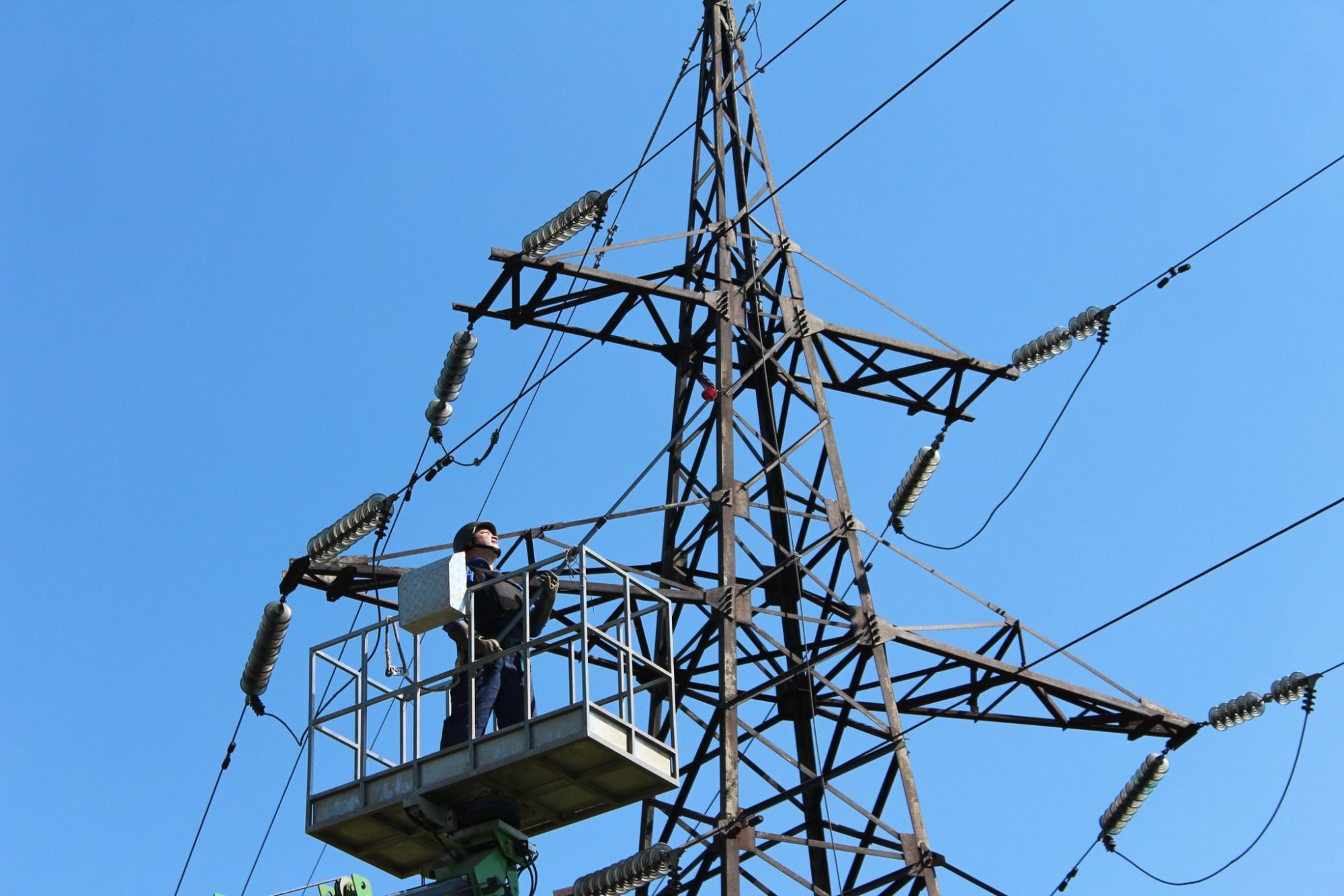 "Работаем там, где идут боевые действия": интервью с энергетиком о цене света во время войны