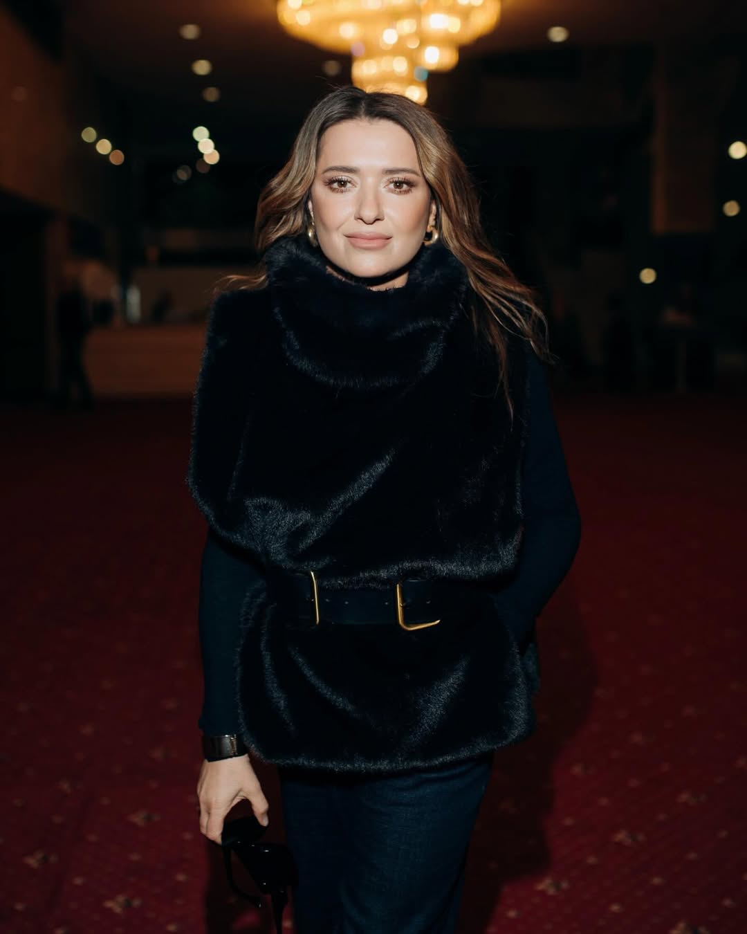 Эта деталь в образе Могилевской делает талию тоньше: силуэт меняется мгновенно