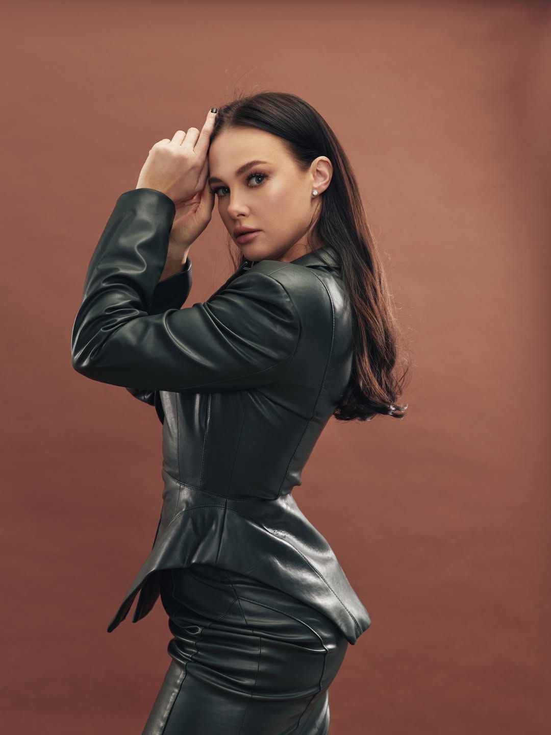 Жена Позитива в костюме из экокожи: простые детали, которые делают образ безупречным