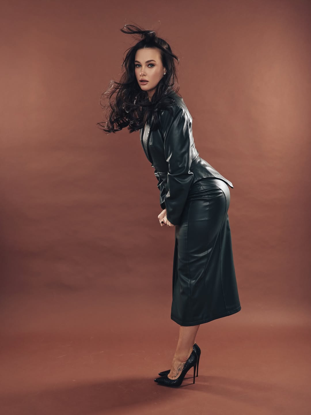 Жена Позитива в костюме из экокожи: простые детали, которые делают образ безупречным