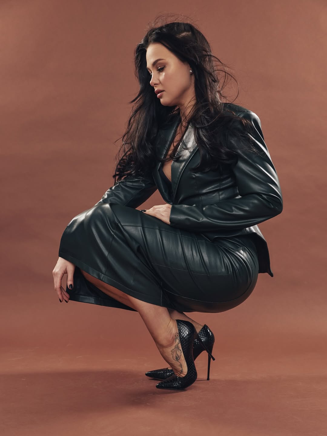 Жена Позитива в костюме из экокожи: простые детали, которые делают образ безупречным