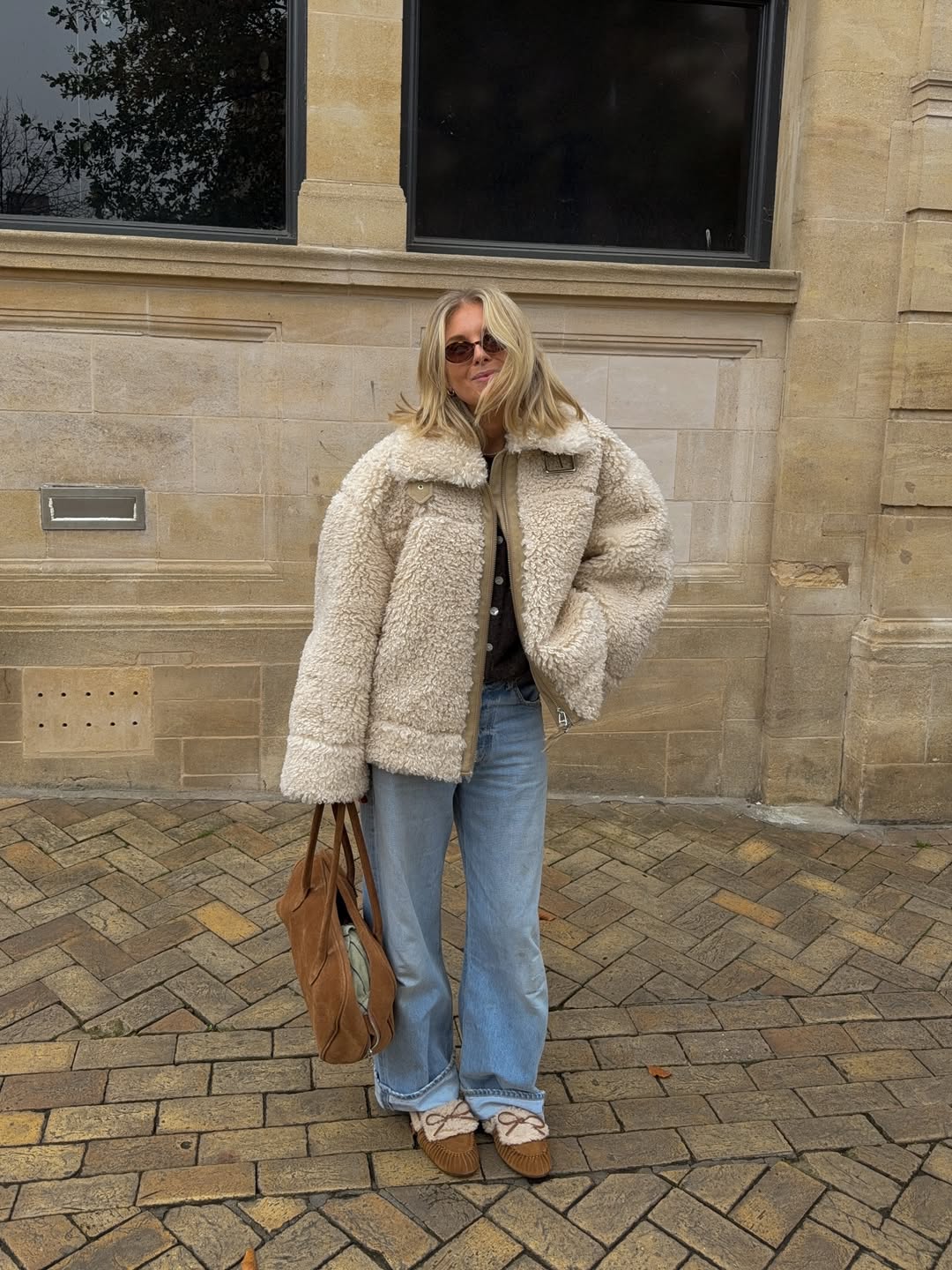 Хутро "баранчик" знову в моді: як його носити взимку 2025-2026