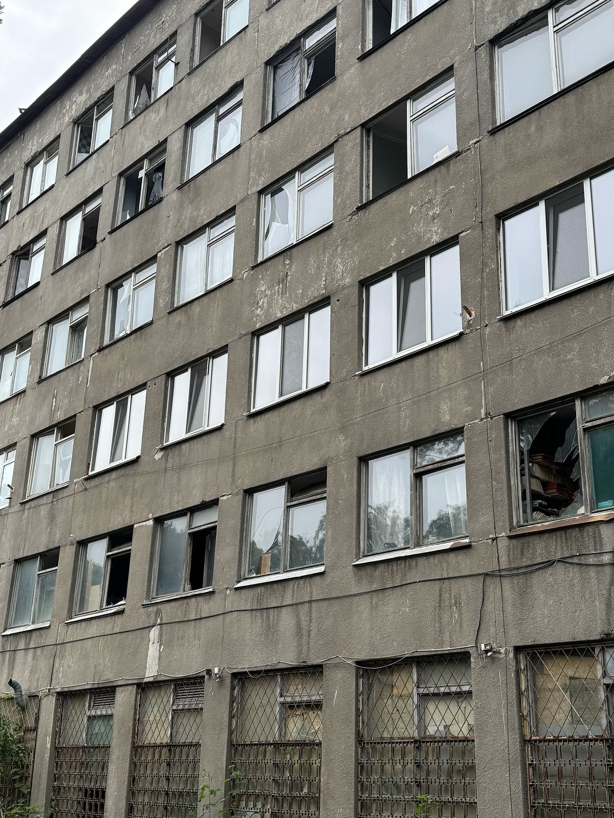 Удар по культурі: внаслідок нічної атаки на Київ пошкоджено кіностудію Довженка