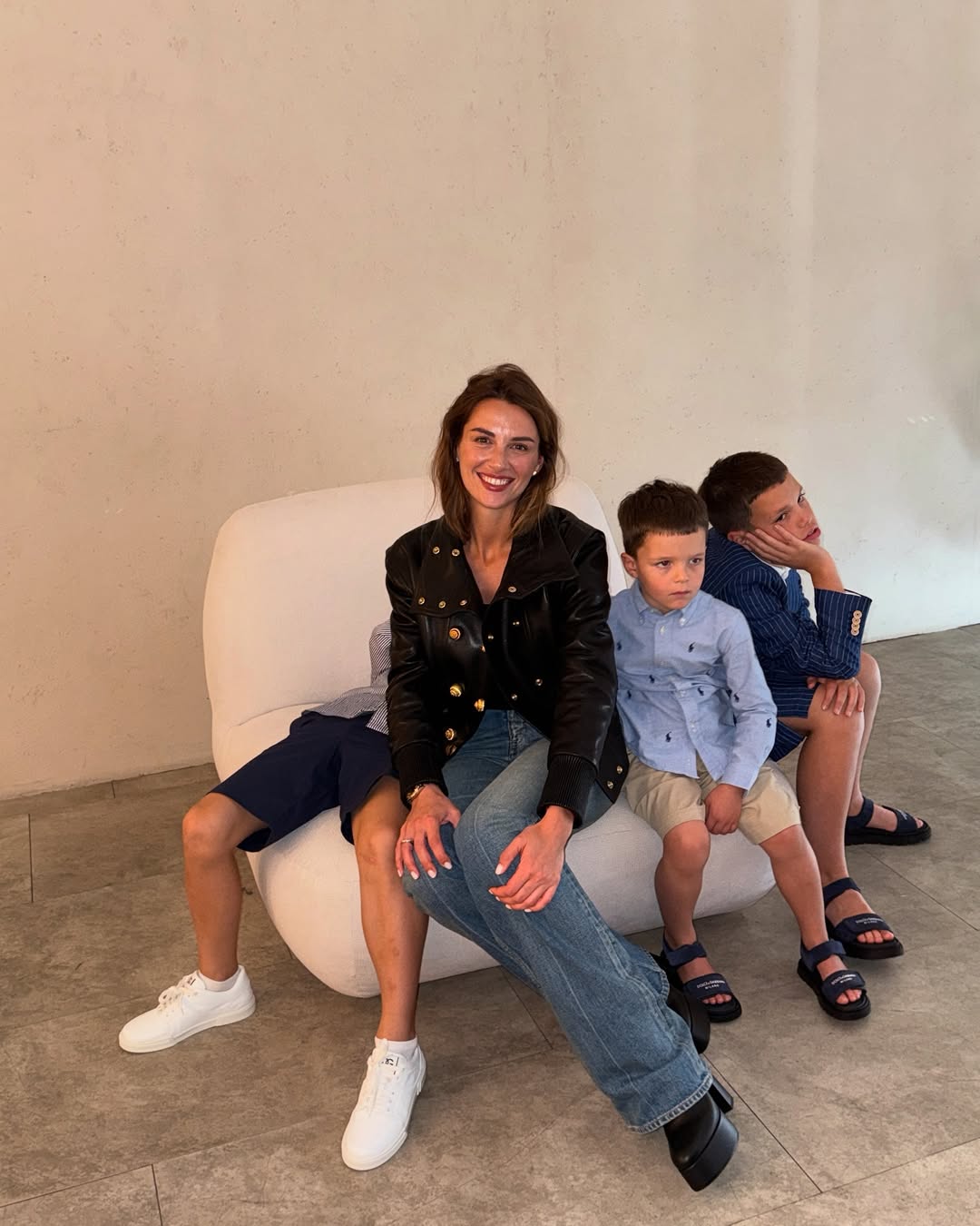 Шкіра, платформа і денім: дружина Решетніка продемонструвала трендовий лук на холодну весну