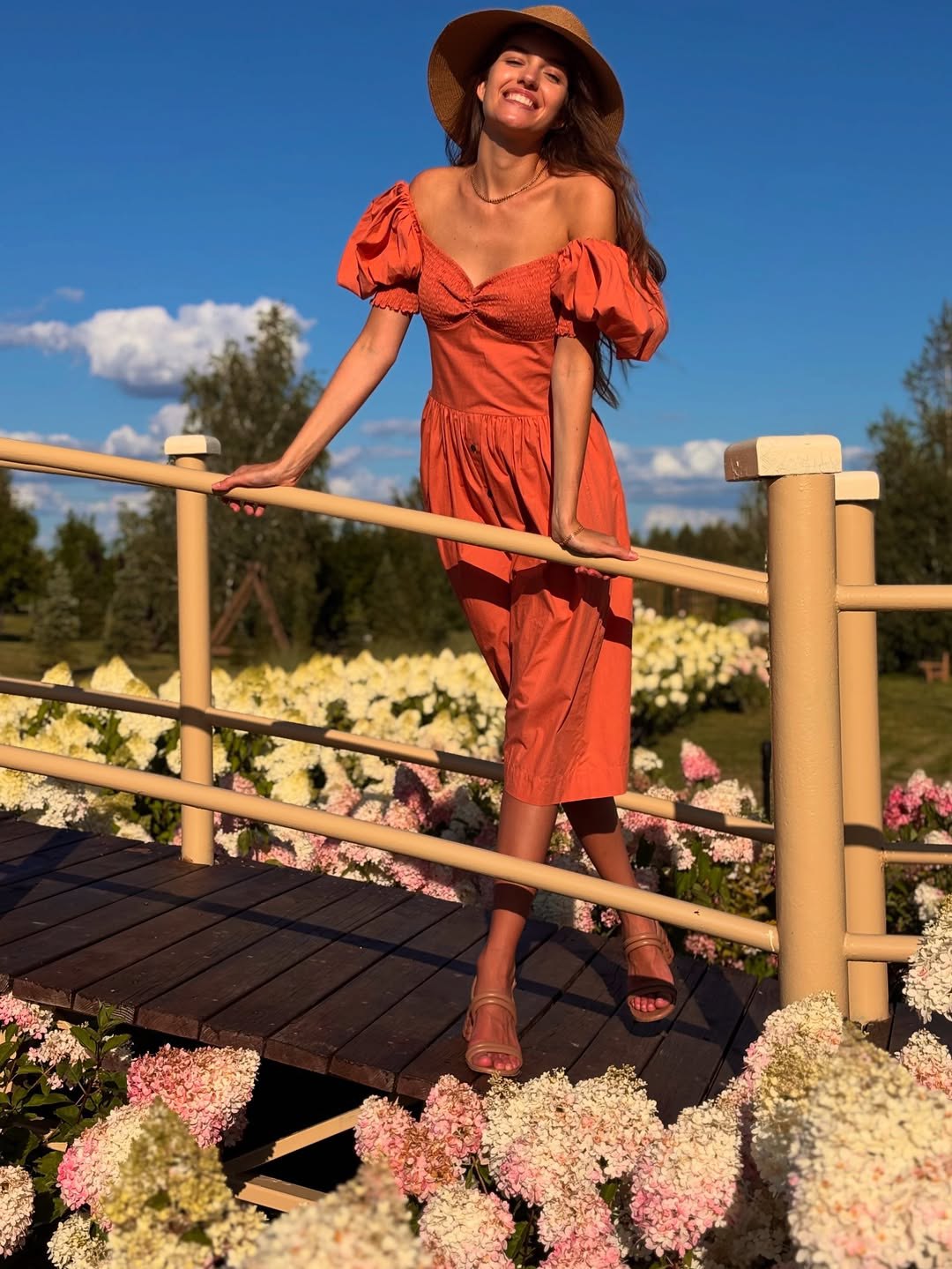 Сукня і капелюх: романтичний "лук" колишньої Комарова, який підкорює з першого погляду