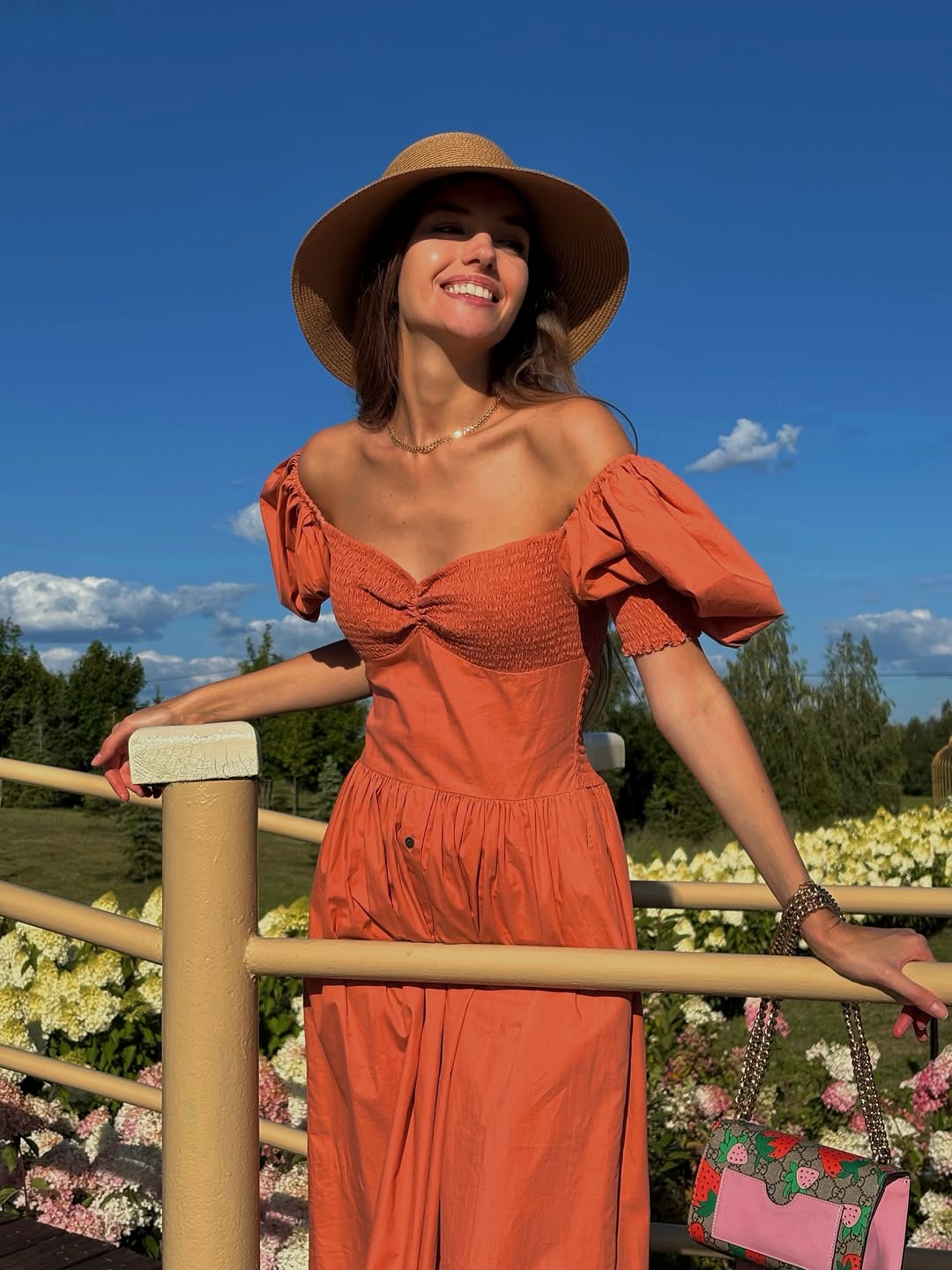 Сукня і капелюх: романтичний "лук" колишньої Комарова, який підкорює з першого погляду