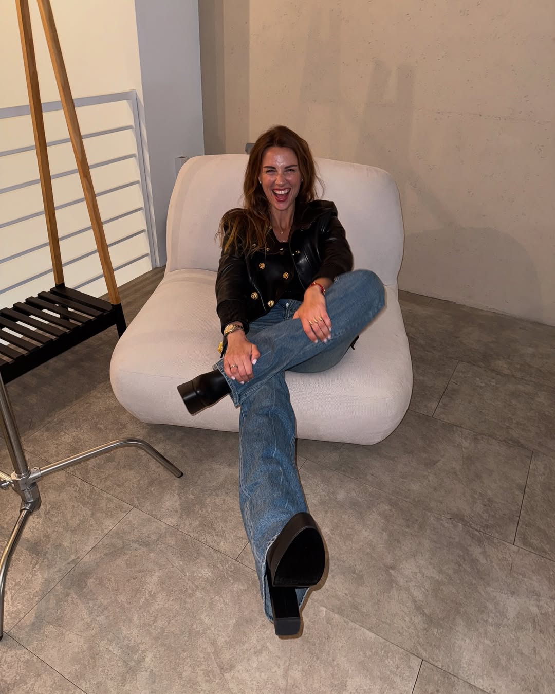 Шкіра, платформа і денім: дружина Решетніка продемонструвала трендовий лук на холодну весну