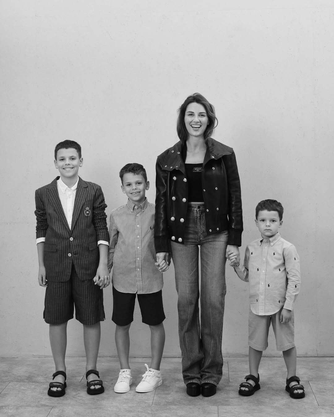 Шкіра, платформа і денім: дружина Решетніка продемонструвала трендовий лук на холодну весну