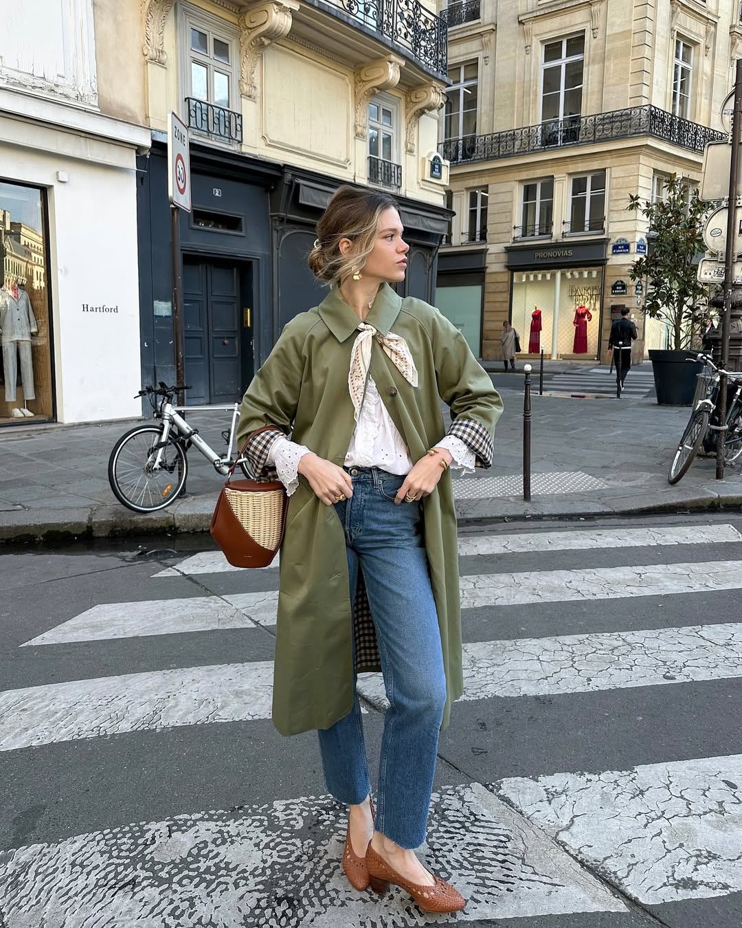 Модний тренд осені 2025: як стилізувати тренч, щоб виглядати не банально