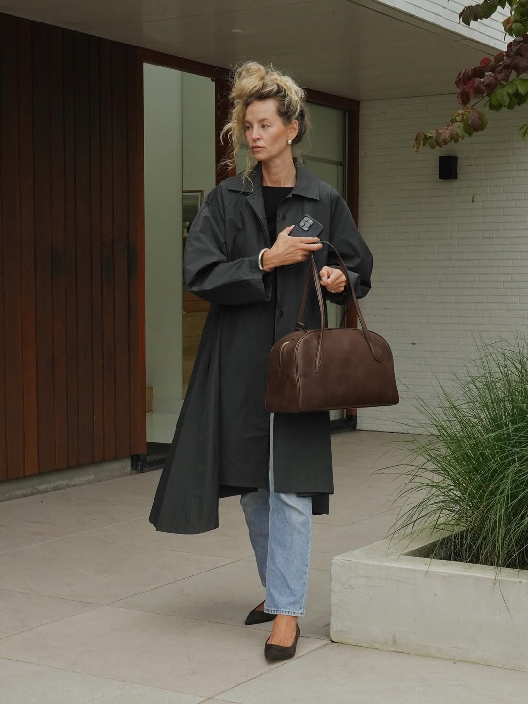 Модний тренд осені 2025: як стилізувати тренч, щоб виглядати не банально