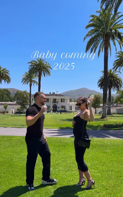 Зірка "Холостяка" оголосила про вагітність незвичним способом (відео)