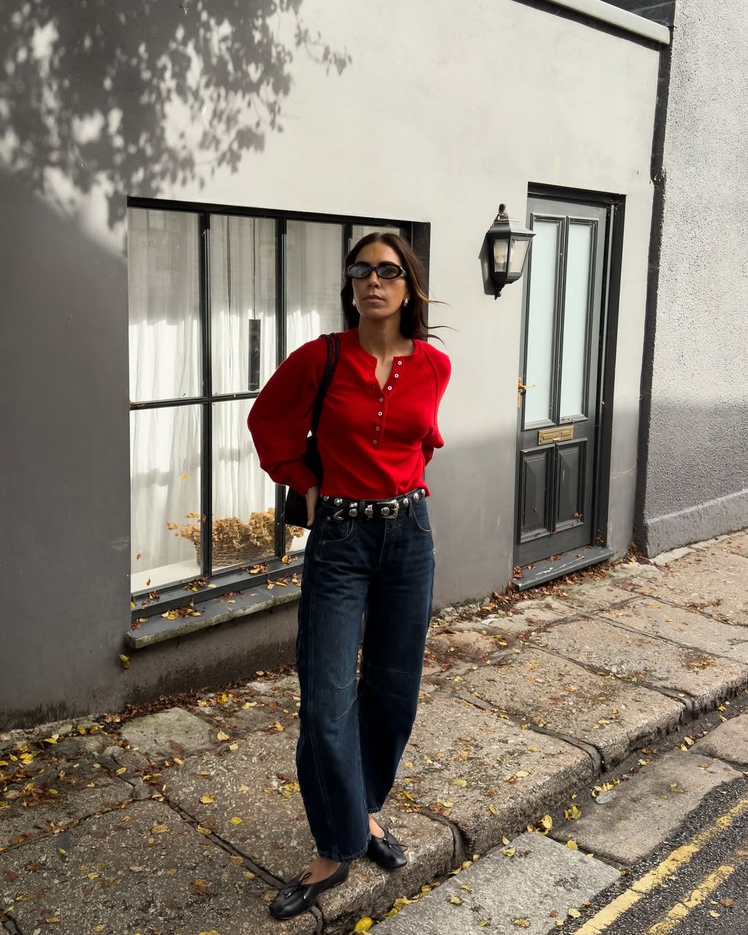 З чим носити класичні сині джинси? Топ-5 кольорів, щоб виглядати стильно