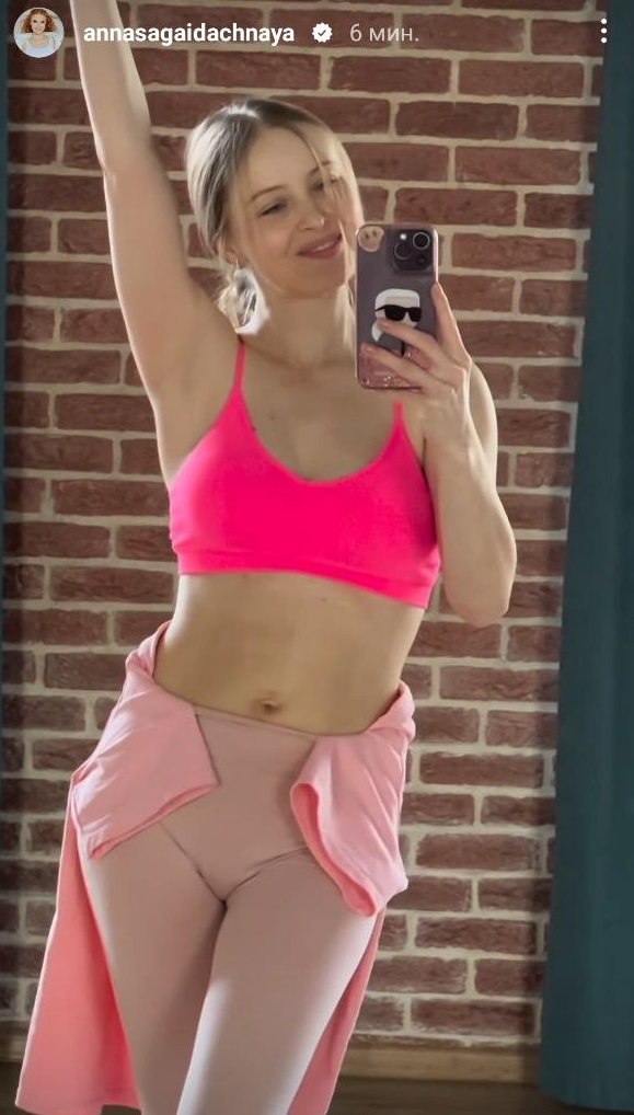 Зірка "Кріпосної" похизувалася фігурою через 2 місяці після пологів (фото)