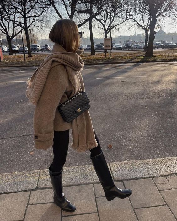 Чорні чоботи - вічна класика: з чим їх носити восени та взимку 2024