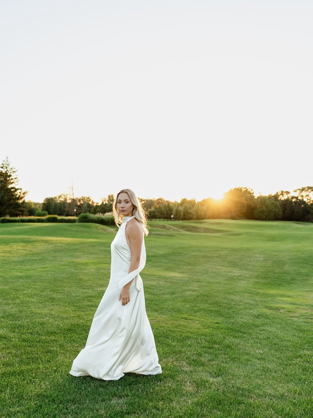 Повернення 90-х: дружина Павліка показала трендовий "лук" із сукнею