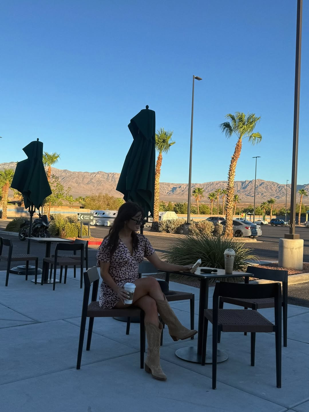 Блогерка Шаманська показала трендові чоботи на осінь: "лук", який хочеться повторити