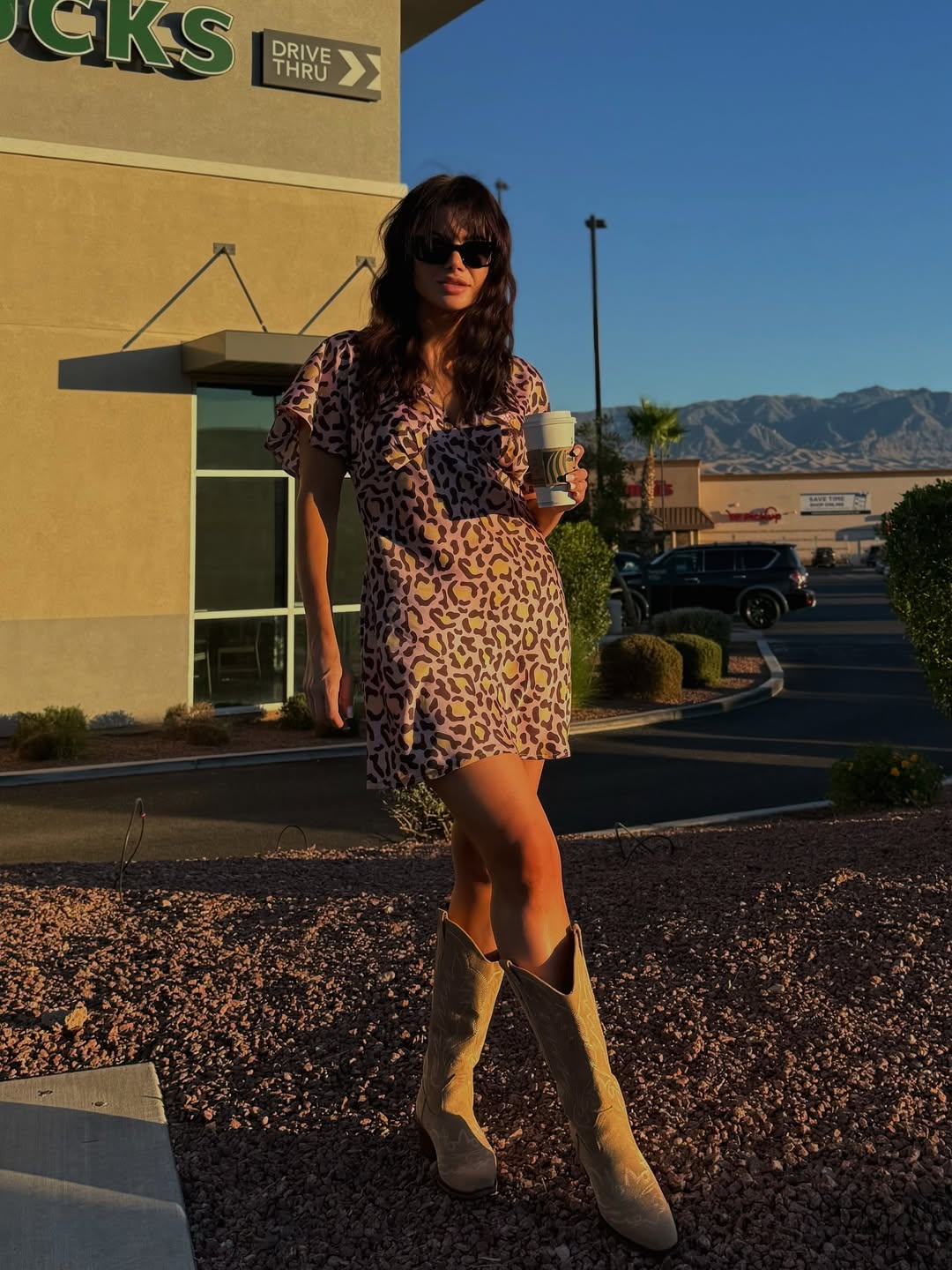 Блогерка Шаманська показала трендові чоботи на осінь: "лук", який хочеться повторити