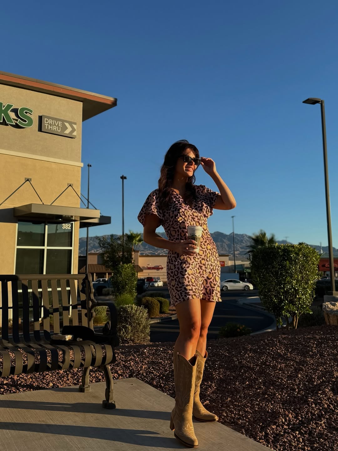 Блогерка Шаманська показала трендові чоботи на осінь: "лук", який хочеться повторити