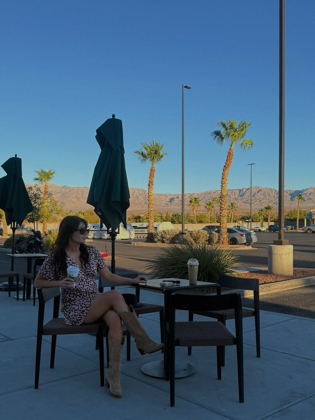 Блогерка Шаманська показала трендові чоботи на осінь: "лук", який хочеться повторити