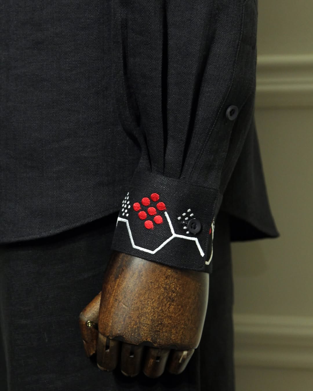 "Це не просто одяг - це броня": дизайнерка пояснила символізм вишиванки Володимира Зеленського