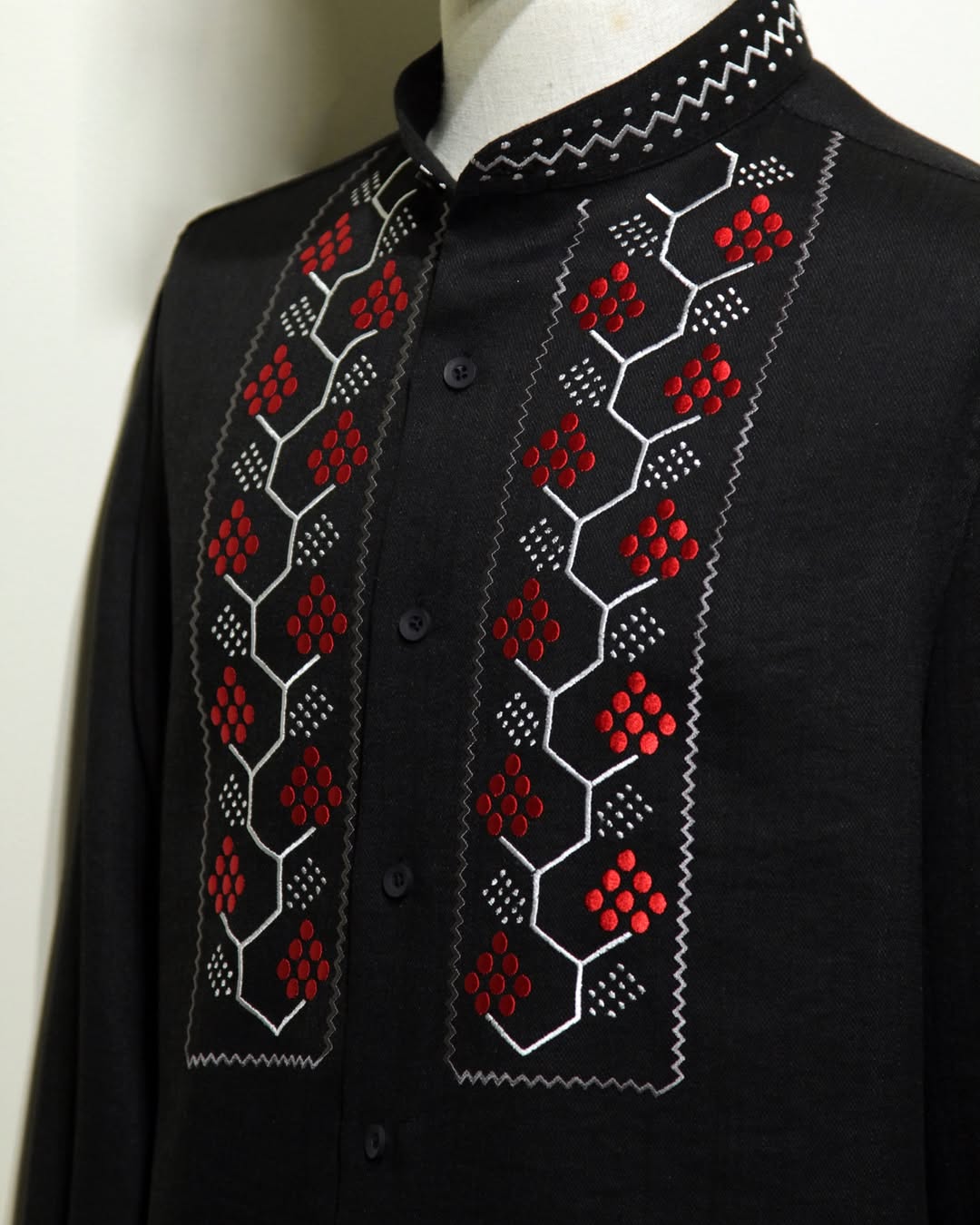 "Це не просто одяг - це броня": дизайнерка пояснила символізм вишиванки Володимира Зеленського