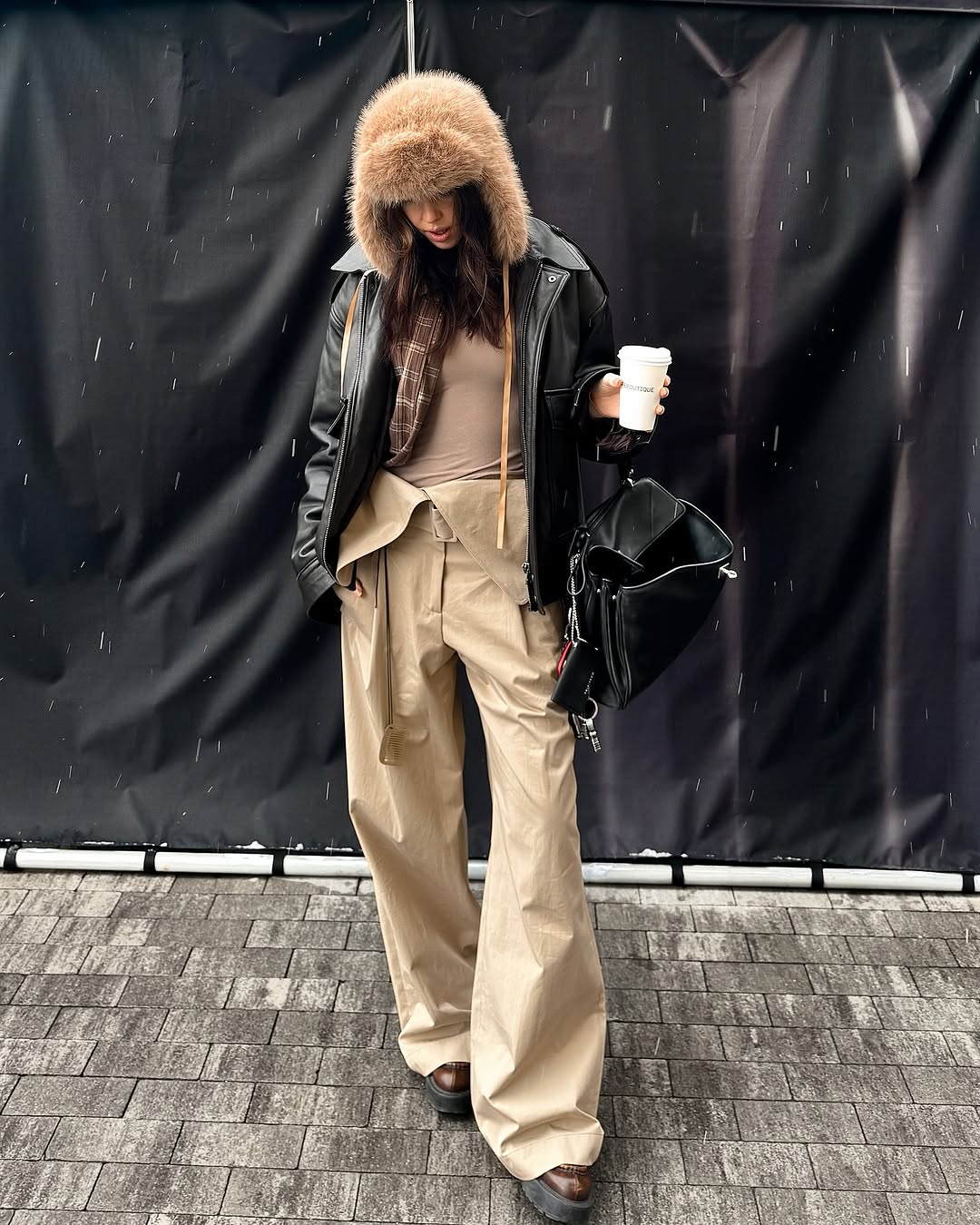 Широкі штани - тренд 2025 року: як їх носить Надя Дорофєєва