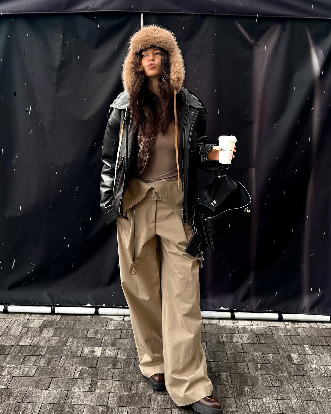 Широкі штани - тренд 2025 року: як їх носить Надя Дорофєєва