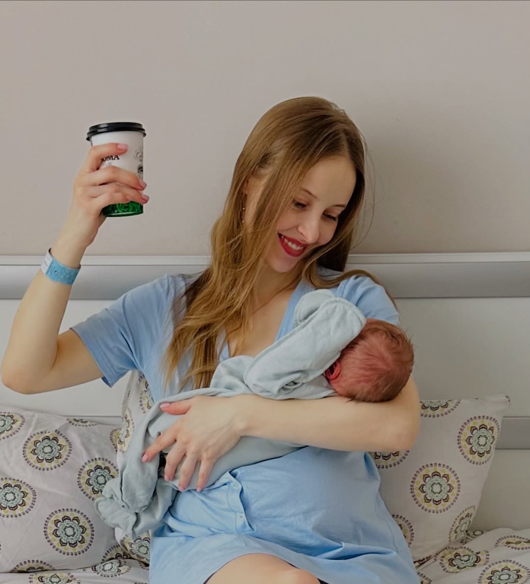 Звезда "Кріпосної" стала многодетной мамой: пол и первое фото малыша