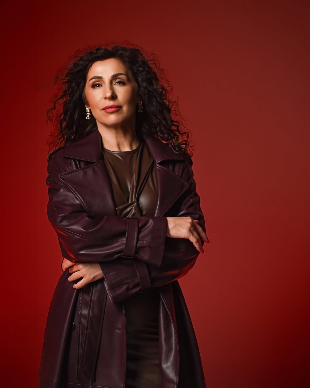 Шкіряна сукня і бордовий тренч: Надя Матвєєва показала модний образ для впевнених жінок