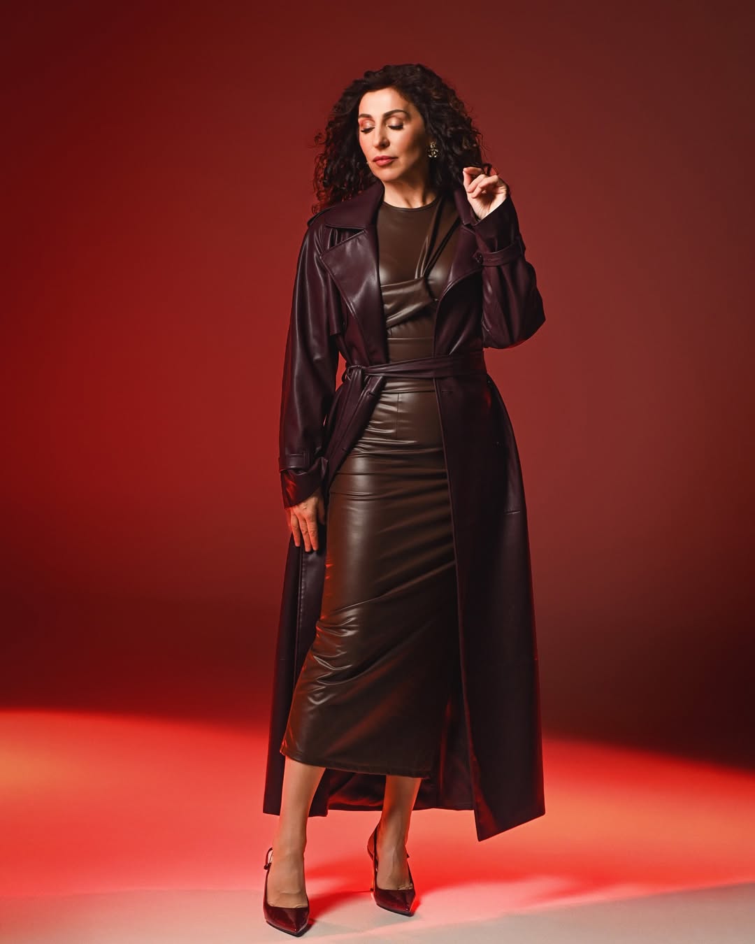 Шкіряна сукня і бордовий тренч: Надя Матвєєва показала модний образ для впевнених жінок