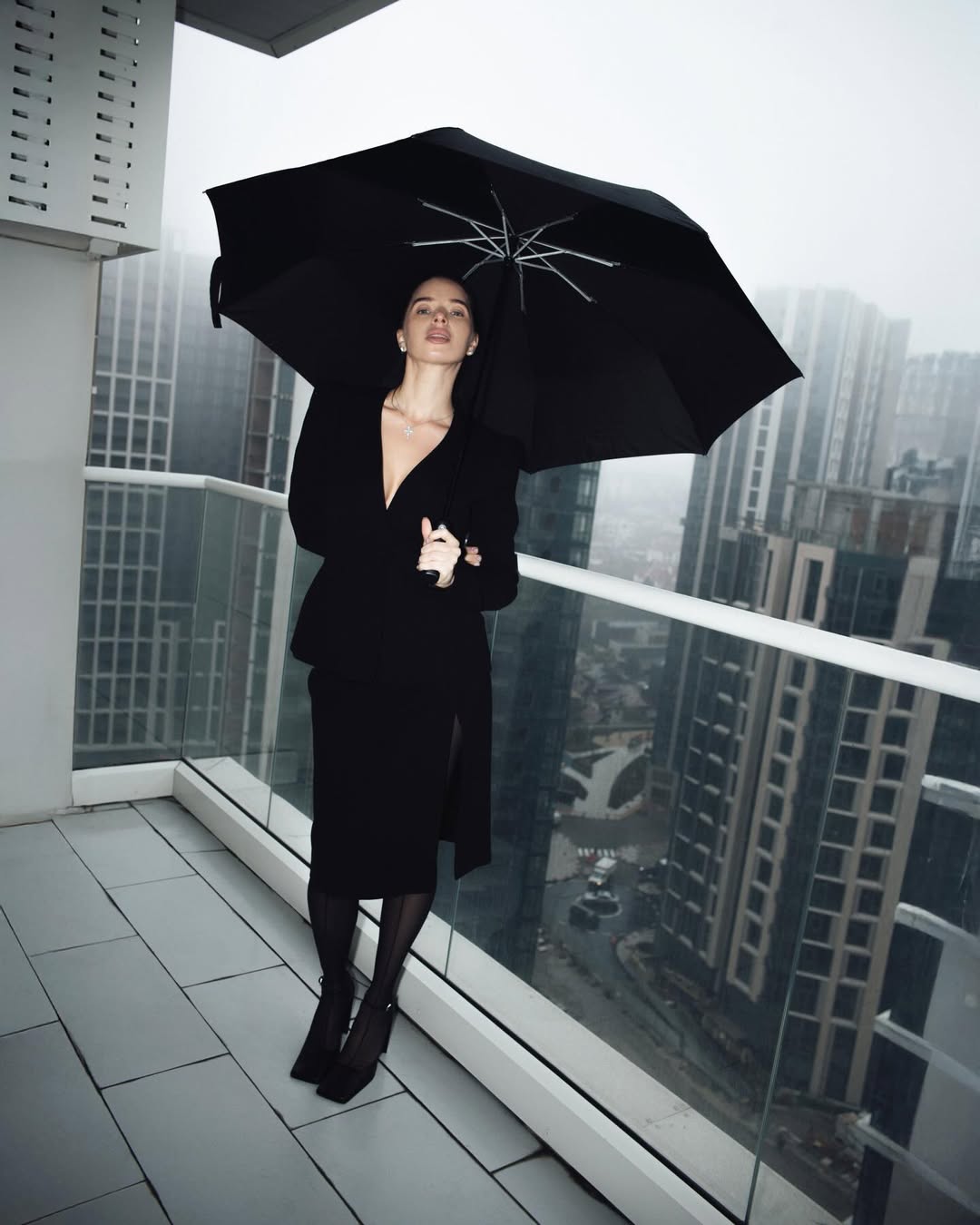 Чорний костюм і мінімалізм: секрет стильного "лука" дружини Усика