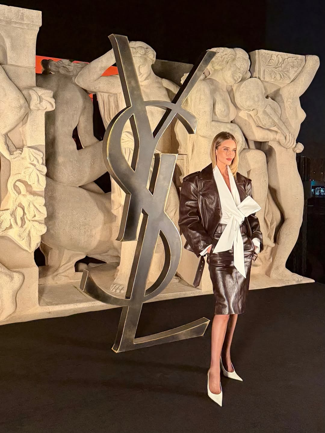 Как у Роузи Хантингтон-Уайтли: один прием - и "кожанка" выглядит на миллион