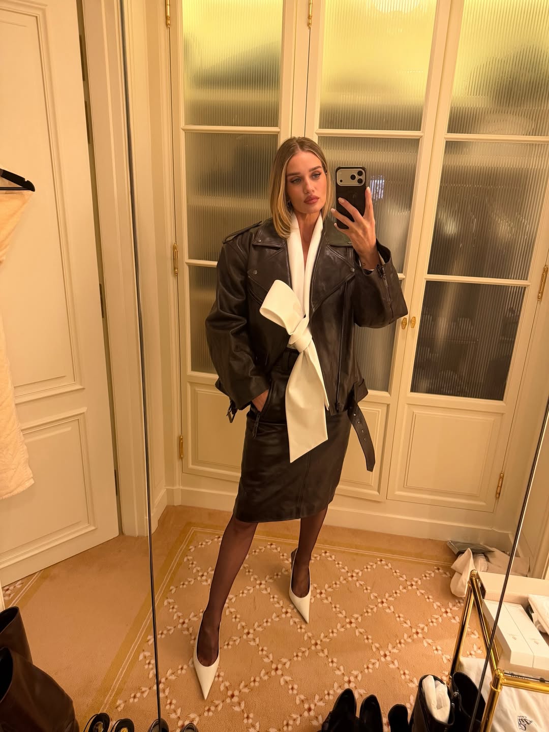 Как у Роузи Хантингтон-Уайтли: один прием - и "кожанка" выглядит на миллион