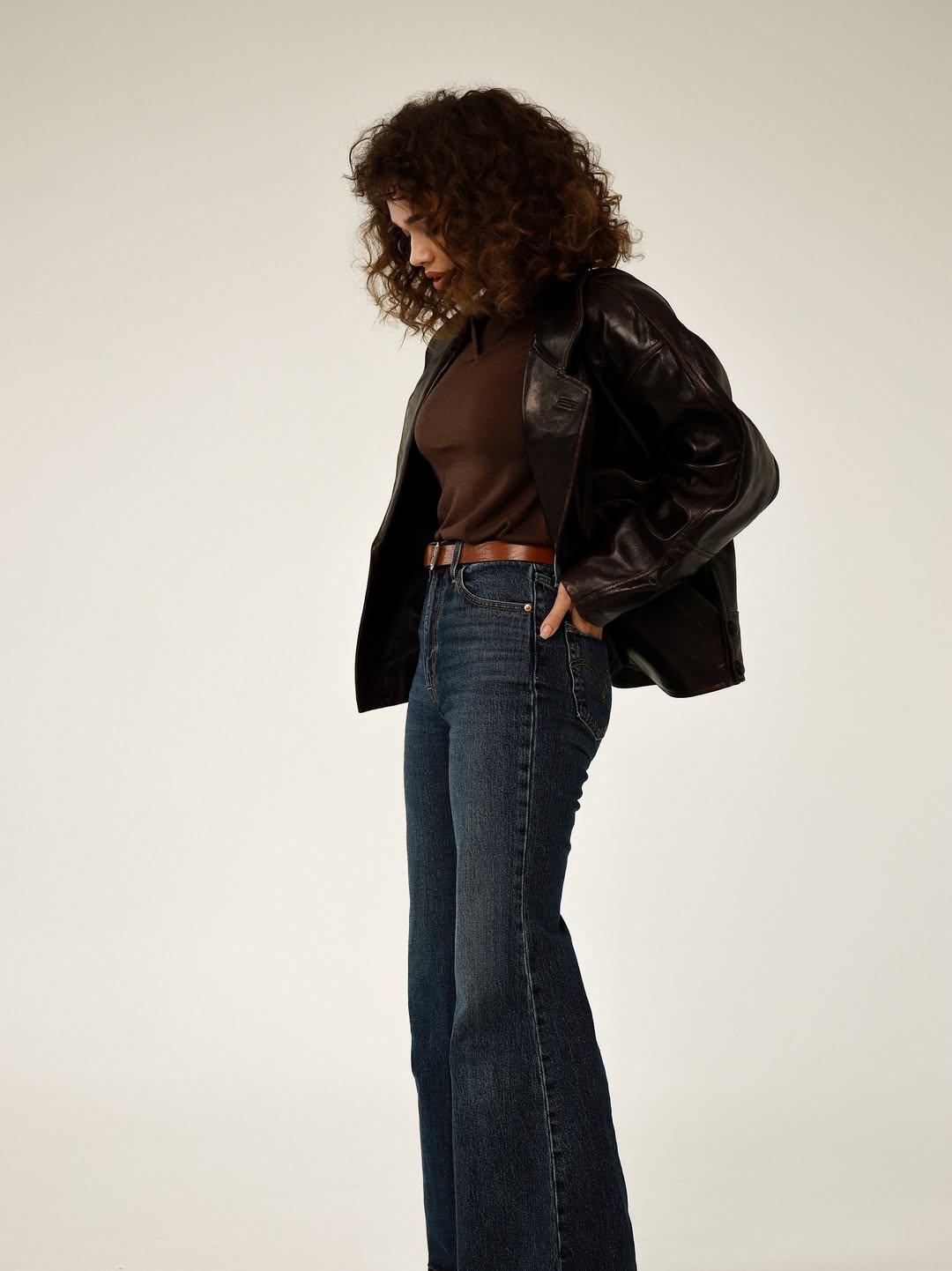 Деним и кожа: блогерша Саша Бо показала стильный "лук" на раннюю осень