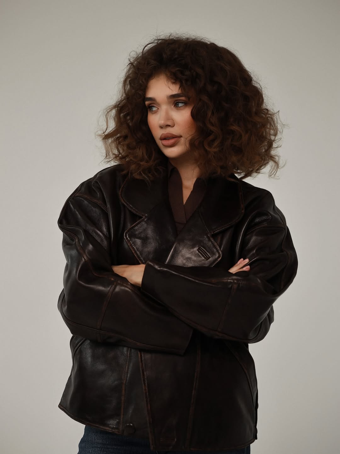 Деним и кожа: блогерша Саша Бо показала стильный "лук" на раннюю осень