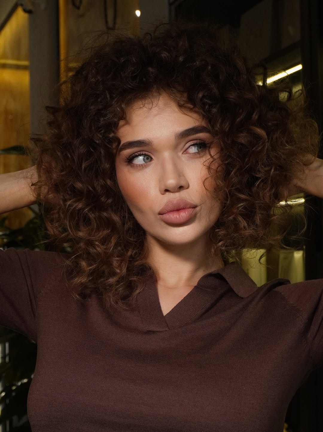 Деним и кожа: блогерша Саша Бо показала стильный "лук" на раннюю осень