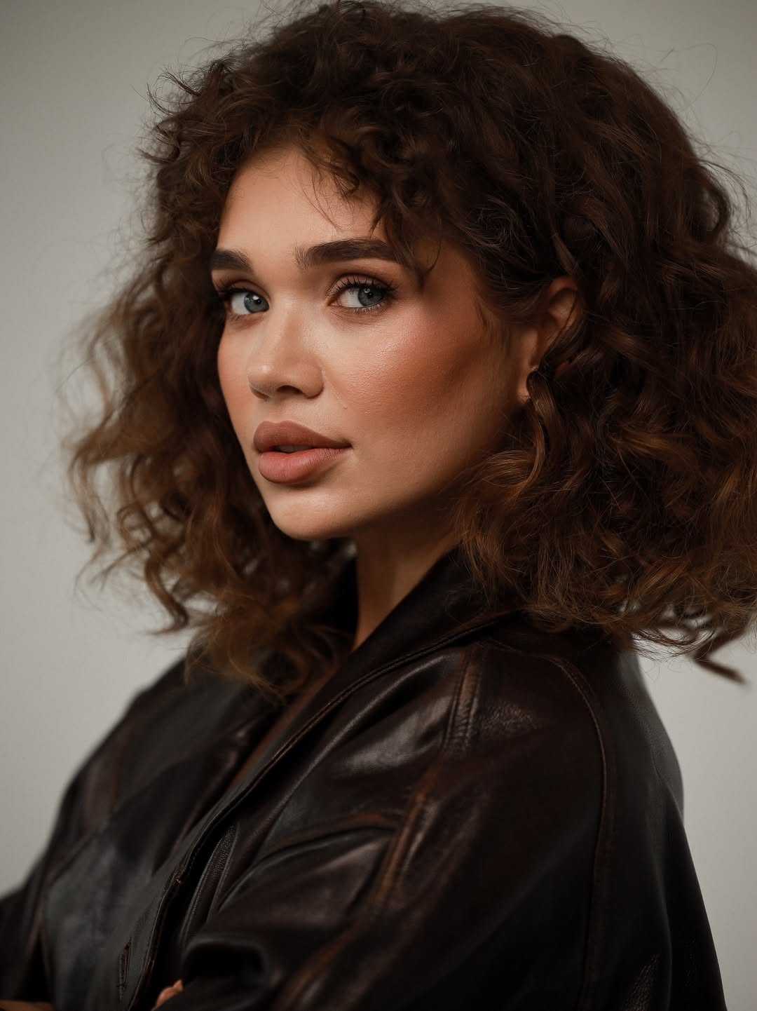 Деним и кожа: блогерша Саша Бо показала стильный "лук" на раннюю осень