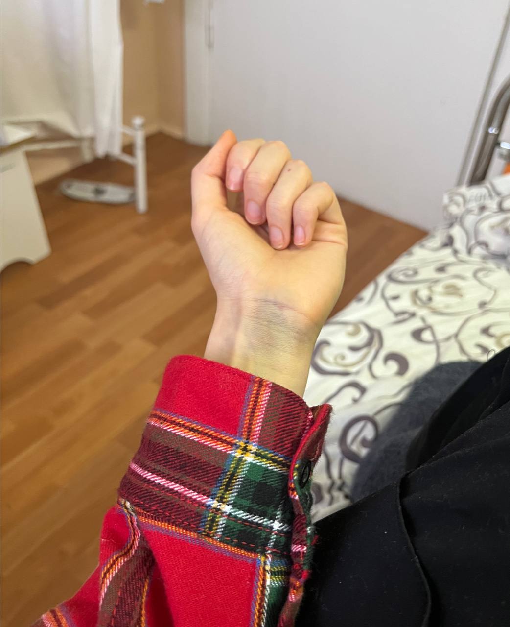 Jerry Heil показала, как выглядит после падения в оркестровую яму: "вставать и садиться не могу"