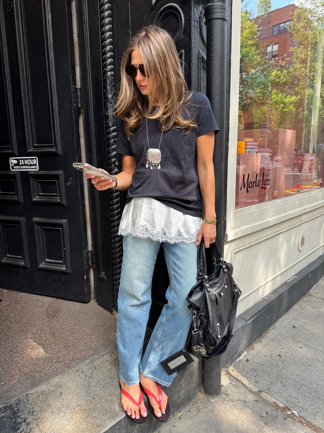 Як носити джинси по-новому: стильний трюк із мереживом, який підкорив модниць