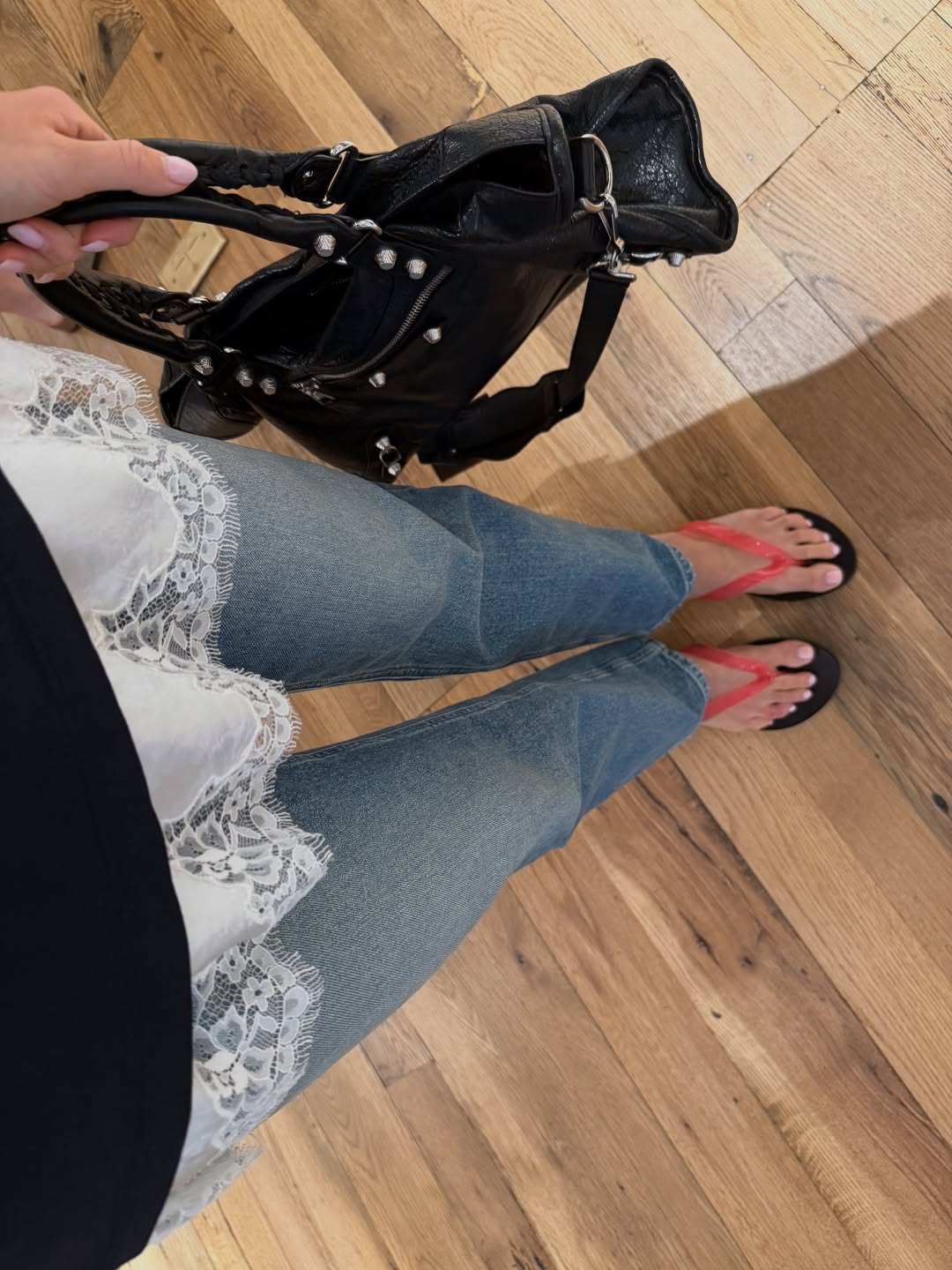 Як носити джинси по-новому: стильний трюк із мереживом, який підкорив модниць