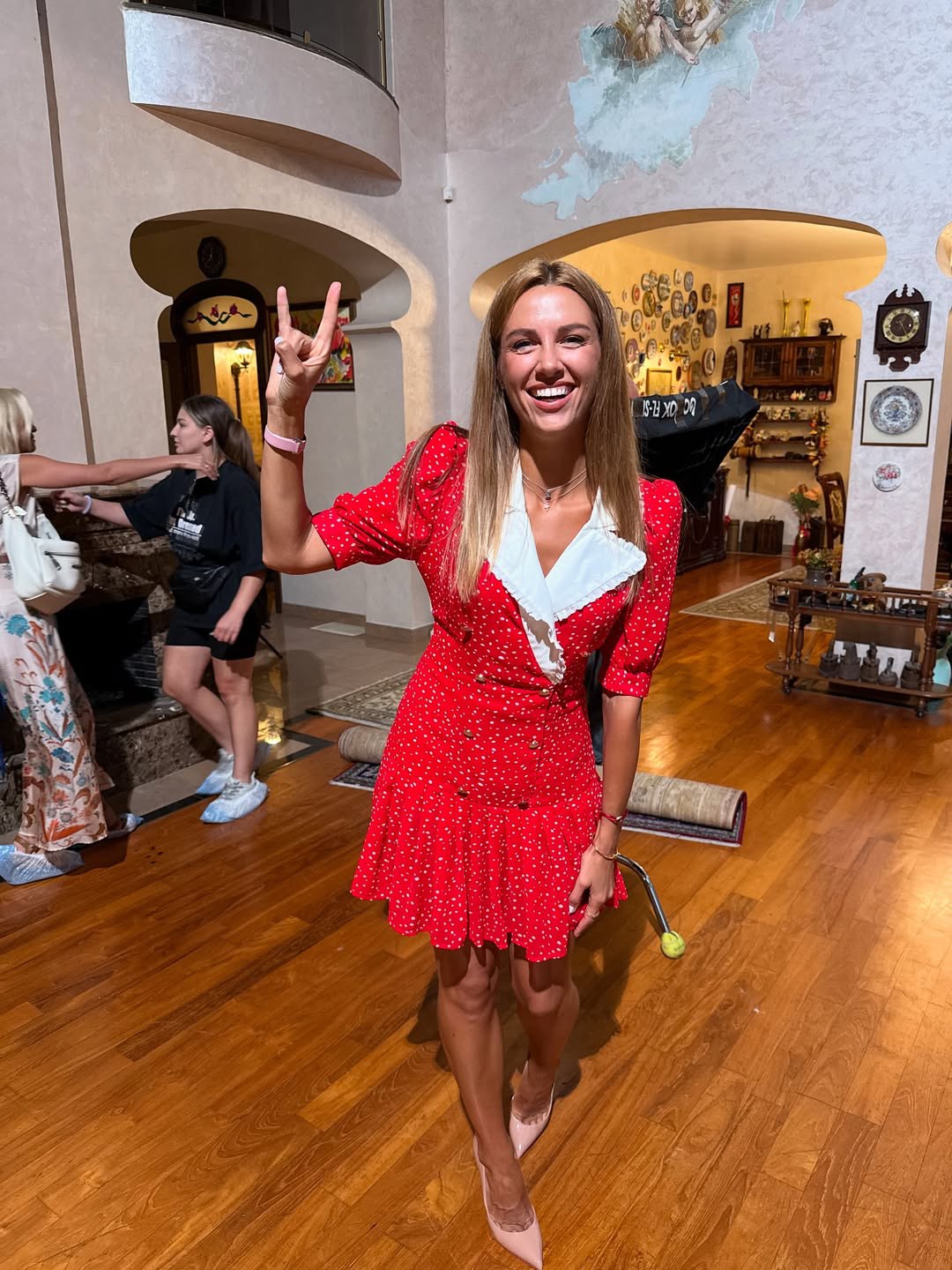 Як створити два образи з однією сукнею: модний прийом від дружини Решетніка