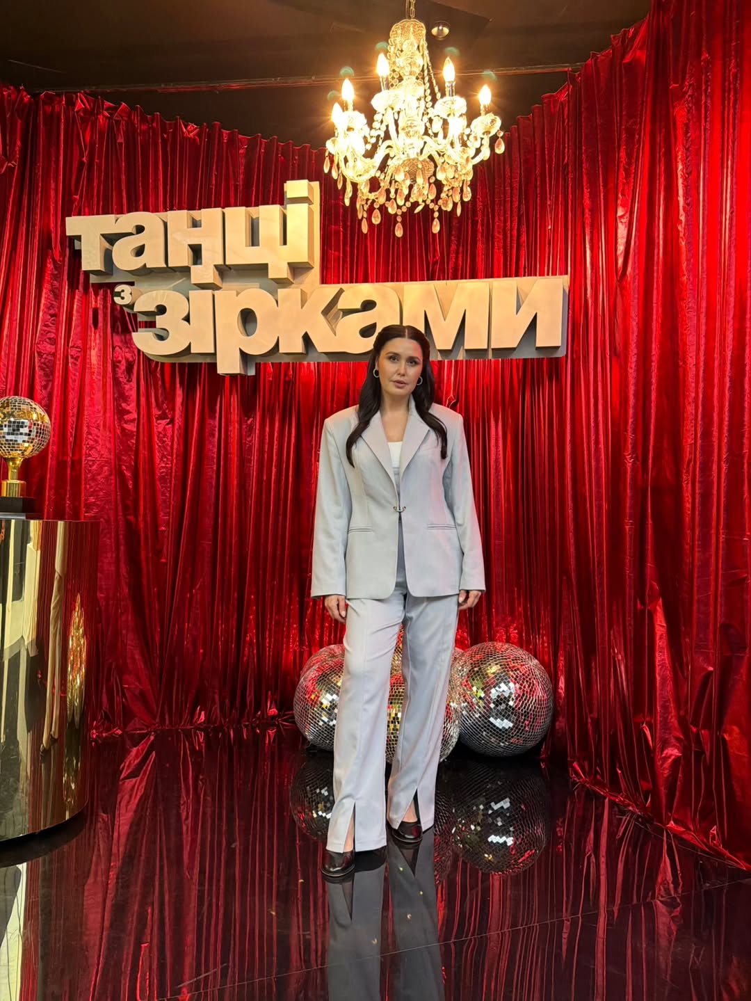 Секрет ідеального образу Барбір: жакет із акцентними плечима і брюки з розрізами