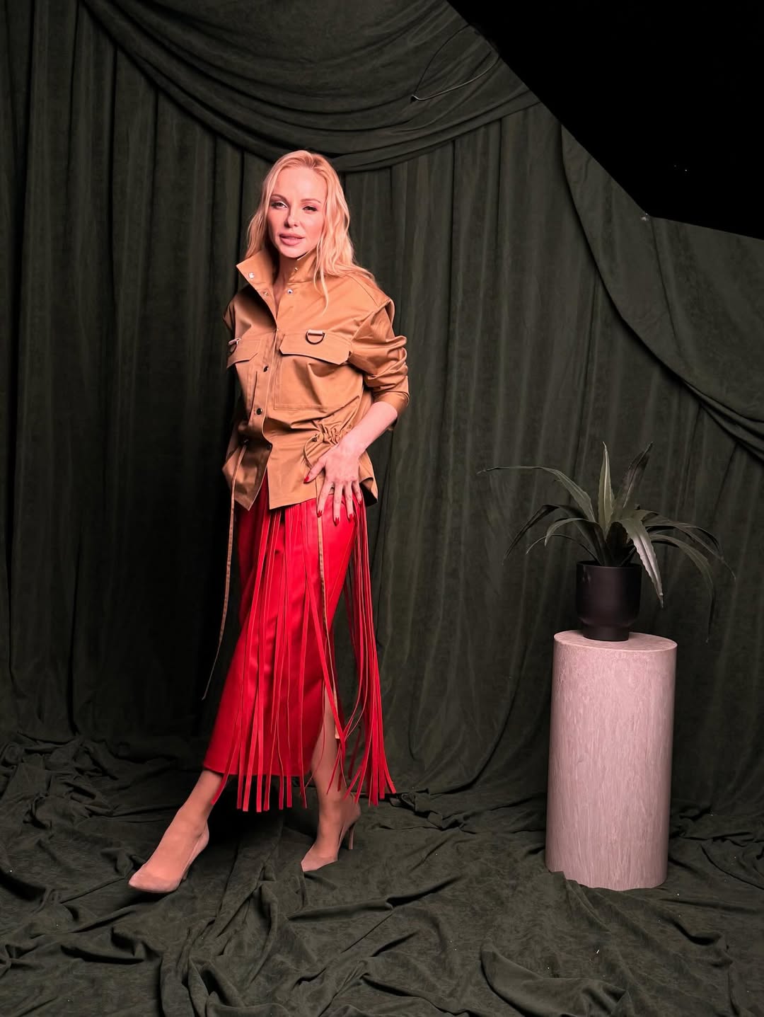 Даша Трегубова показала юбку с wow-эффектом: как повторить ее образ