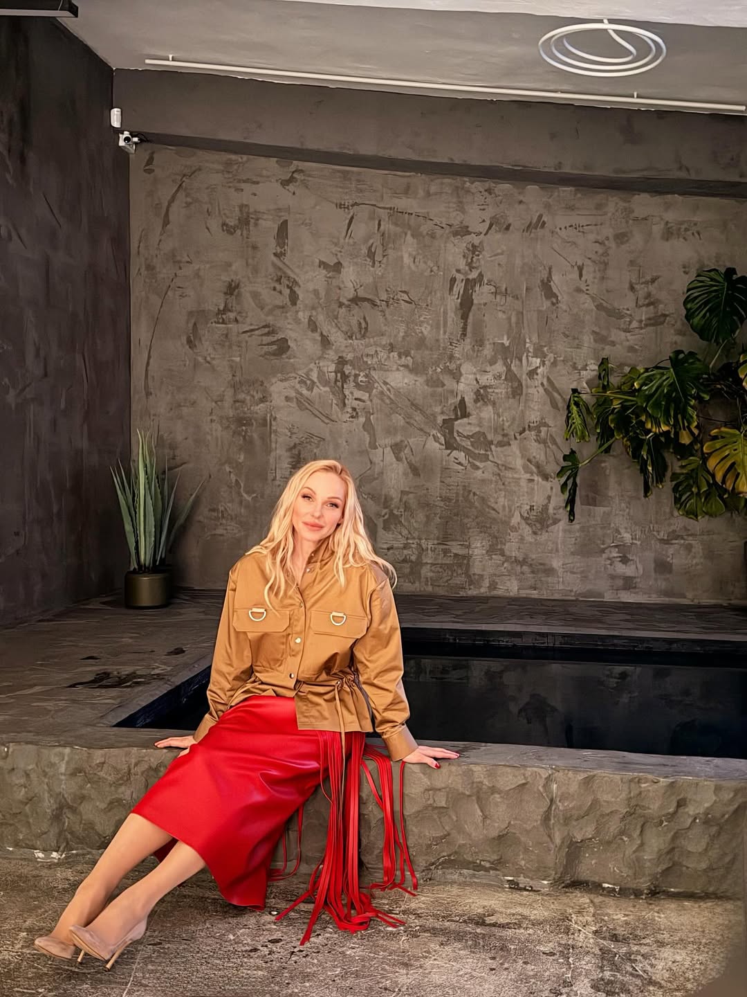 Даша Трегубова показала юбку с wow-эффектом: как повторить ее образ