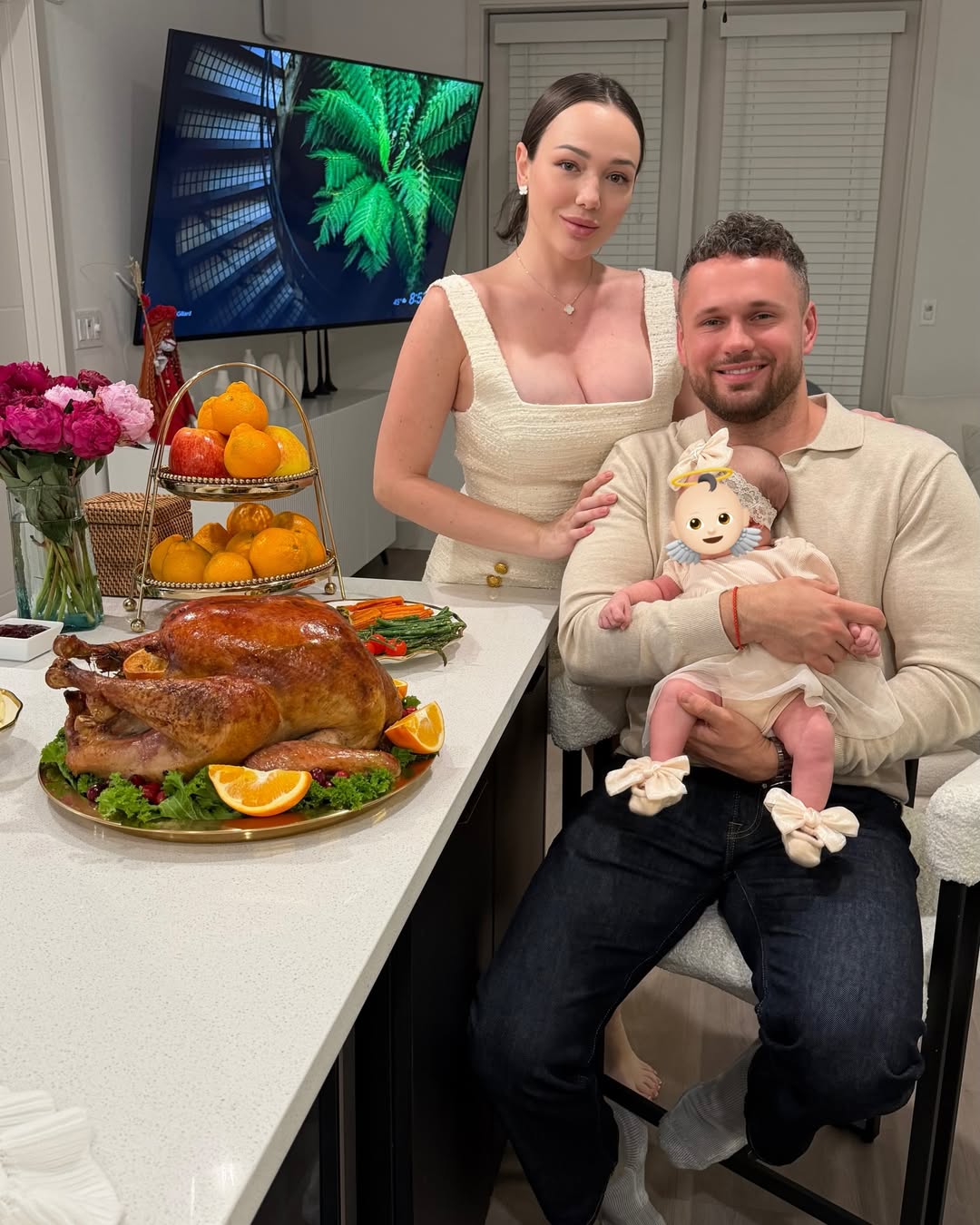 Зірка "Холостяка" показала нові фото з новонародженою донькою